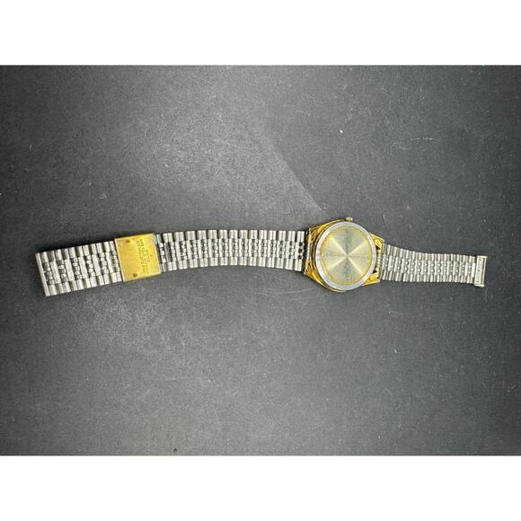 Vtg Bulova Long Island Charity Classic 1983 Men’s Gold Tone Quartz Watch 33MM main image 4
